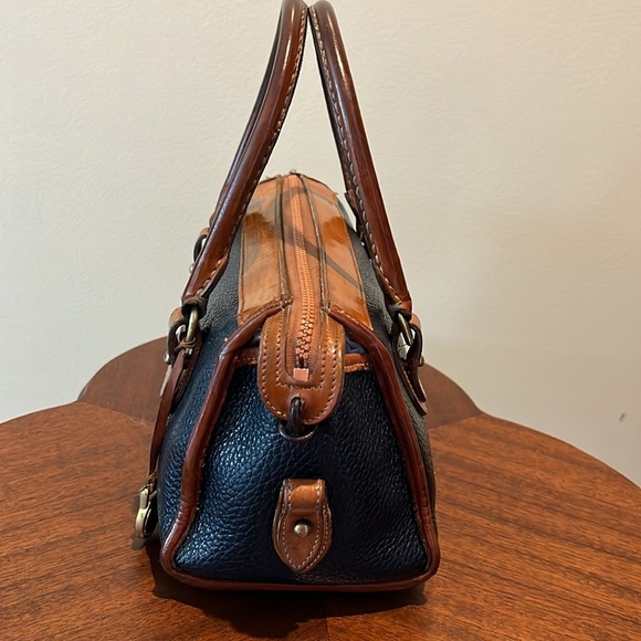 Dooney & Bourke Vintage All Weather leather Matches black or navy /brown trim - Picture 5 of 16